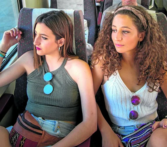 Dos jóvenes viajan en tren por Europa. El año pasado un cuartode millón de europeos utilizaron la fórmula de Interrail.