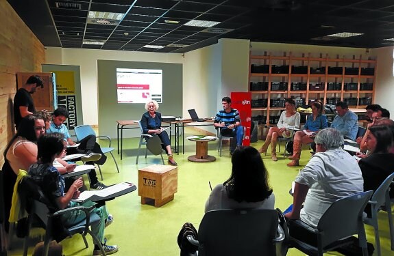 Los comerciantes participaron en un encuentro que acogió el local de Irun Factory. 