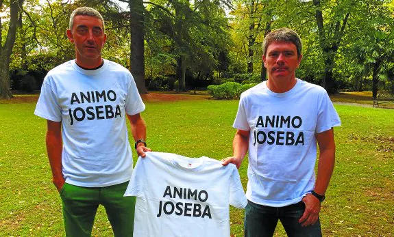 Apoyo. Dos de los impulsores de la iniciativa con la camiseta que llevarán hoy para animar a Joseba . 