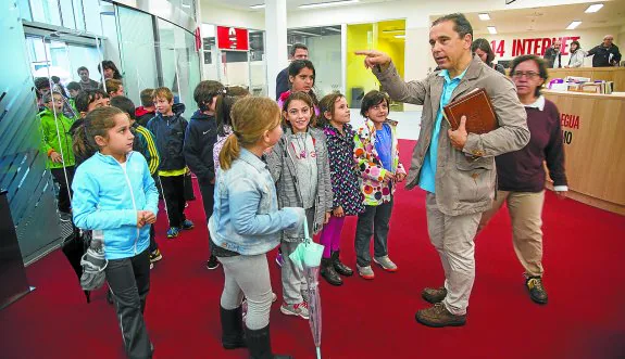 2 de octubre de 2015. Iñaki Ceberio, bibliotecario municipal, en el día de la inauguración con los escolares que se acercaron al acto.
