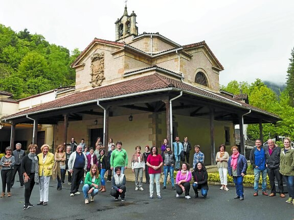 En la Basílica. Los componentes de la coral Loinatz con su directora, tras la grabación. 