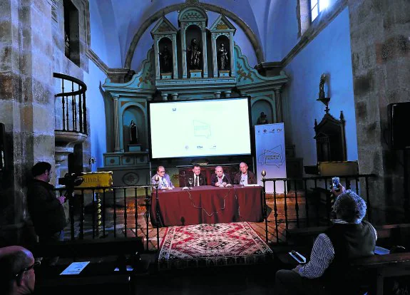 Andrés Moya, Francisco Ayala, Víctor Gómez Pin y Javier Echeberría durante la jornada celebrada en la ermita de Santa Ana.