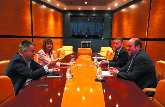 Morales y Mendia en la reunión de Sabin Etxea con Ortuzar y Urkullu, el pasado día 3. 