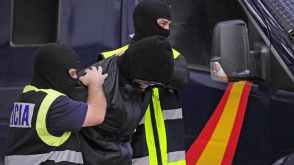 Agentes de la Policía Nacional trasladan al detenido en la operación contra el terrorismo yihadista llevada a cabo en Donostia. 