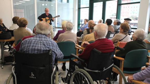 Las 12 residencias municipales de mayores se integrarán en Kabia de aquí a 2019