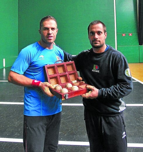 Aimar Olaizola y Oinatz Bengoetxea, ayer en el Labrit con el material con el que jugarán el sábado.