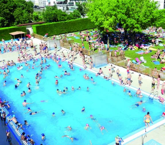 Una imagen de las piscinas en un caluroso día de verano.