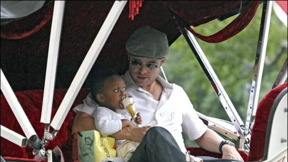 Brad Pitt con una de sus hijas.