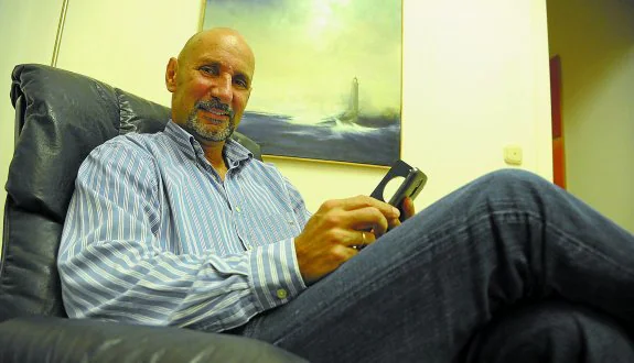 El psicólogo Javier Madina, en el sillón de su consulta.