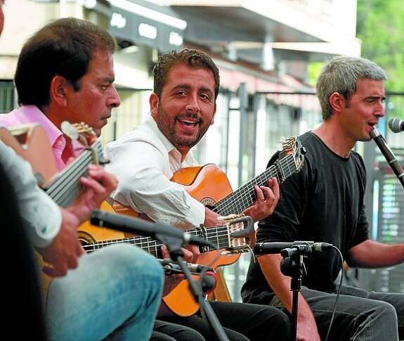 Música. La guitarra y el txistu, curiosa combinación. 