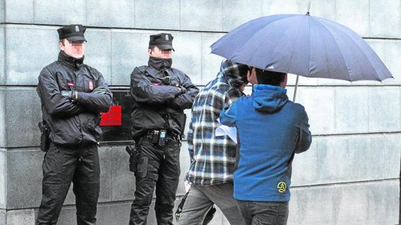 Uno de los dos jóvenes detenidos por la agresión a dos agentes de la Guardia Civil en Alsasua, a su llegada al Palacio de Justicia de Navarra