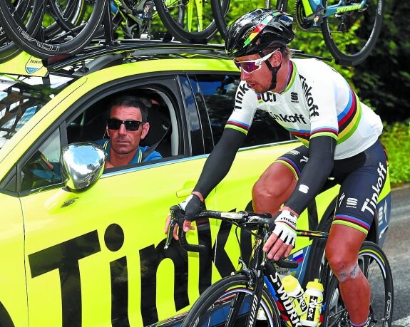Patxi Vila habla con Peter Sagan durante una etapa de la Vuelta a Suiza.