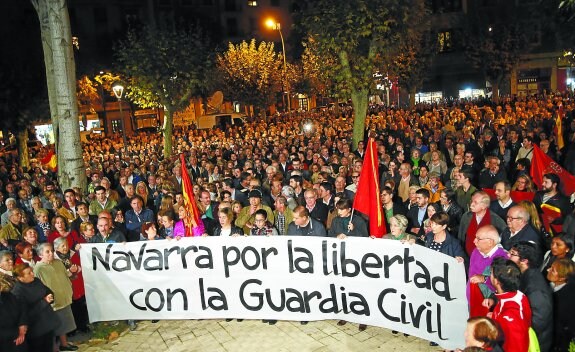 Un millar de personas se concentró ayer ante la Comandancia de la Guardia Civil de Pamplona para apoyar a este cuerpo.