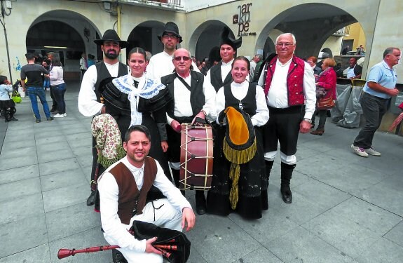 El grupo de gaiteros de la Casa de Galicia, uno de los que puso la nota musical a la jornada