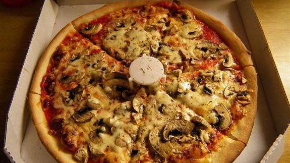 ¿Para qué sirve el plástico blanco de las pizzas?