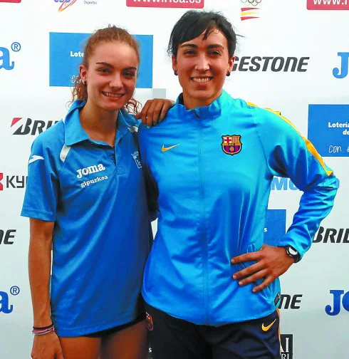 Las atletas Irati Michelena y Olatz Arrieta. 