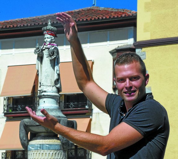 Andoni Aretxabaleta, en Markina junto a la imagen del Niño Jesús de Praga.