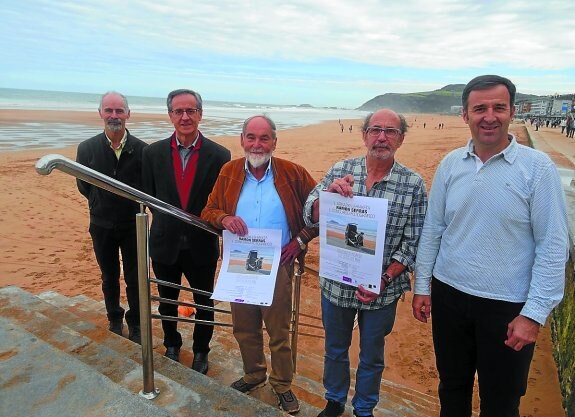 Ramón Serras, en el centro, junto a Javier García y Luis Epelde (de Zarauzko Argazkizale Elkartea), Félix Borda del Euskalduna y el concejal Ixidor Larrañaga, ayer en la playa tras la presentación.