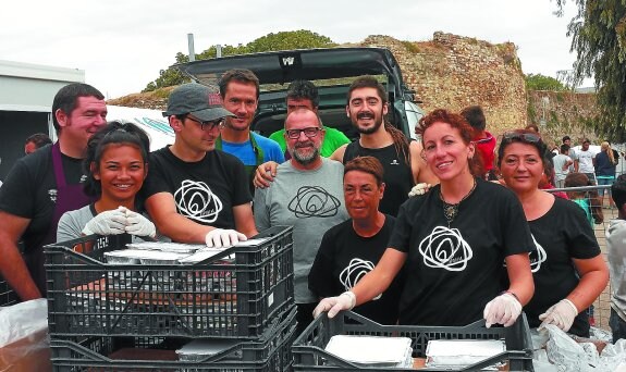Voluntarios con el cesto de las bandejas, entre ellos el cocinero Zabaleta, el exfutbolista Gabilondo y García Amiano. 