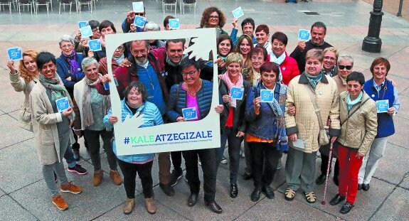 Presentación de la campaña. Atzegi presentó en Musika Plaza la campaña de sensibilización 2016 bajo el nombre 'KaleAtzegizale'. 