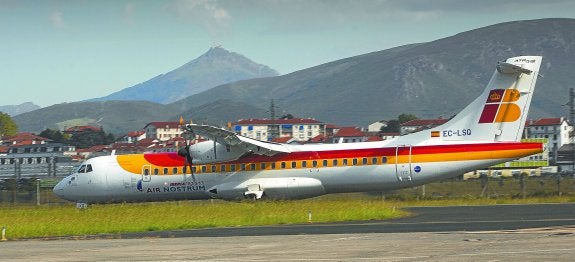 Un avión de la compañía AirNostrum maniobra en la pista del aeropuerto de Hondarribia.