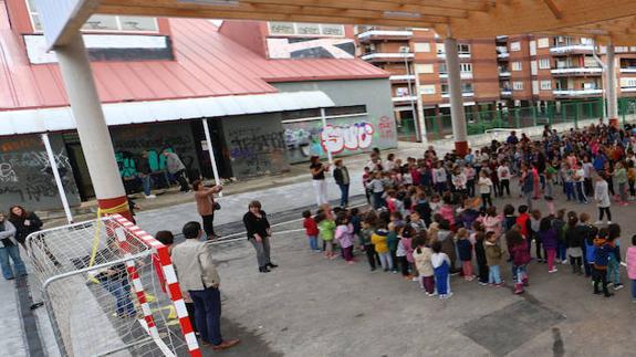 El colegio público de Altza estrena cubierta en el patio