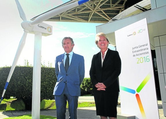 El presidente de Gamesa, Ignacio Martín, junto a la estadounidense, Lisa Davis, responsable del negocio eólico de Siemens.