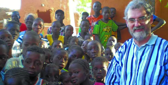 El párroco Joxan Larrañaga, en su última visita a Mali en 2012. Ahora se ha tornado complicado viajar allí.