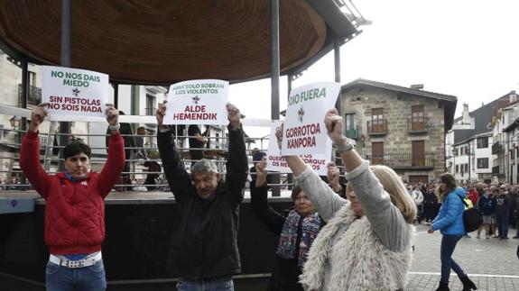 La presidenta de Covite se concentra en Alsasua.