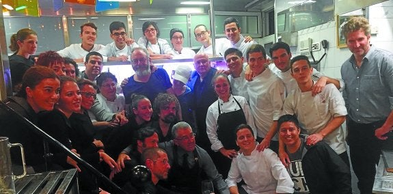 En la cocina. El equipo dela serie posa con cocinerosy camareros de Arzak. 