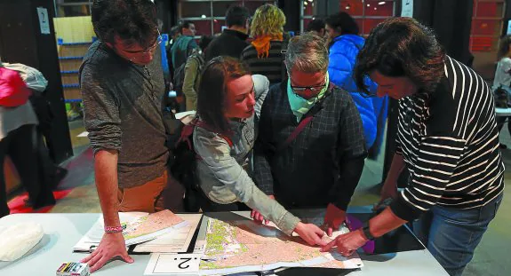 Blas Blanco, Ainara García, Arantza Martínez y Marije Zelaia, el grupo que rastreó la zona centro de la ciudad, y al que se incorporó luego Jokin Ruiz.