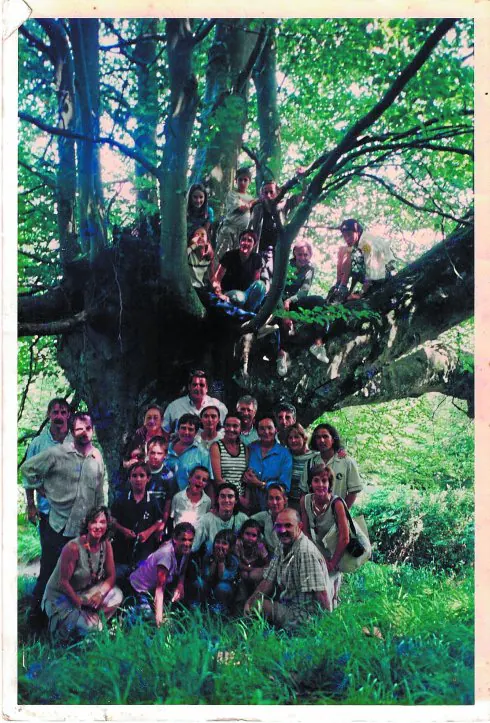 Una de las ramas de los Imaz, que vivenen Donostia, se retrató con el árbol hace unos diez años.