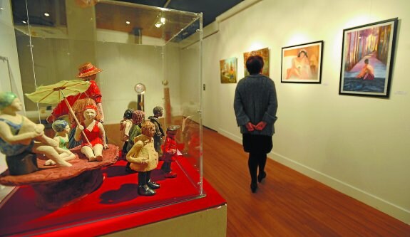 Cerámica y pintura son los elementos principales de la exposición. 