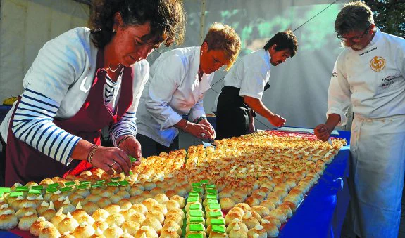 Los pasteleros de Tolosa, en plena faena preparando los dulces 'pitxi pitxis' que fueron después repartidos entre el numeroso público asistente . 