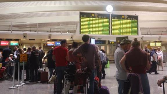 Imagen de los pasajeros atrapados esta tarde en el aeropuerto de Loiu.