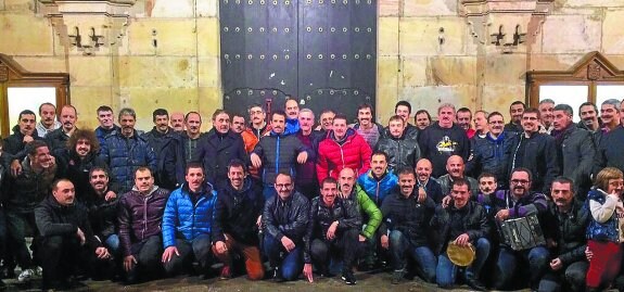 Bigotudos. Ya es tradición celebrar una cena para despedirse de los mostachos y de noviembre y sacarse la foto de familia.