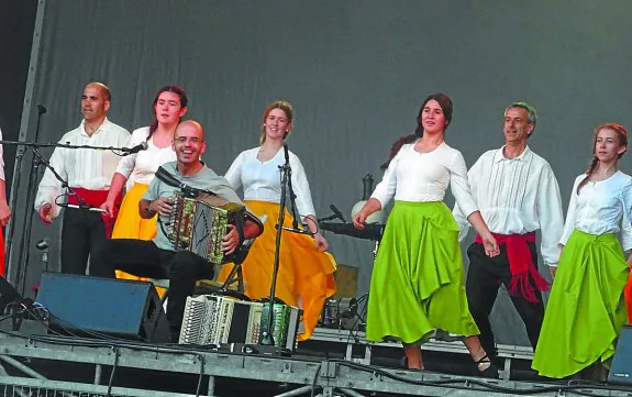 Korrontzi. Agus Barandiaran, líder de Korrontzi, junto a los dantzaris de Jalgi.