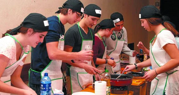 Cocineros. Jóvenes participantes en una edición anterior del certamen.