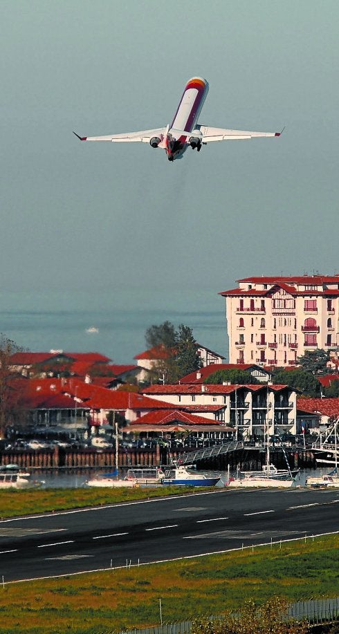 Un avión despega de Hondarribia.