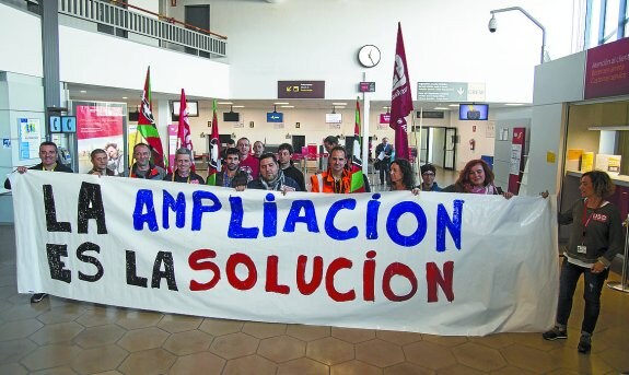 Concentración de los trabajadores del aeropuerto de Hondarribia celebrada ayer. 