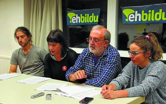 Representantes de EH Bildu, en su sede municipal.