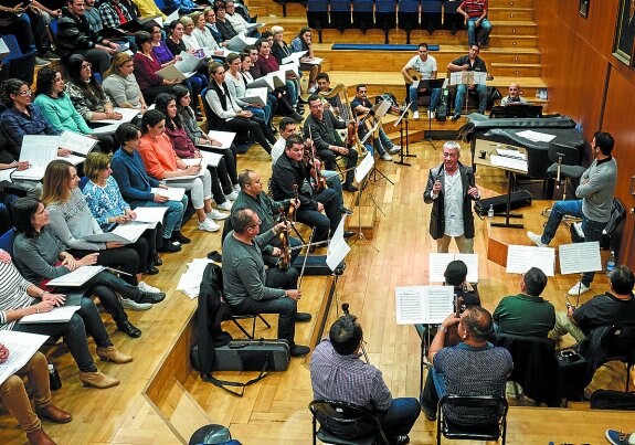 Un momento del ensayo del Orfeón Donostiarra con Mariachi Vargas en la sede del coro.