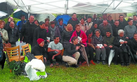 Homenaje. Familiares, amigos y vecinos en la foto de familia previa al hamaiketako con el que se cerraba el acto.
