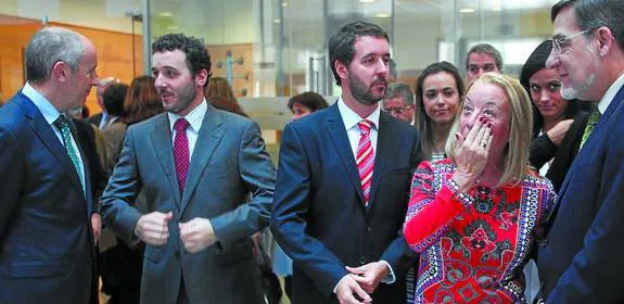La viuda de Lidón, Marisa Galarraga, emocionada en un homenaje en el Tribunal Superior junto a sus hijos Jordi e Iñigo, Juan Luis Ibarra y Josu Erkoreka.