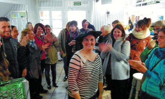María Cobo Garmendia lució la txapela instantes después de conocer el resultado del concurso.