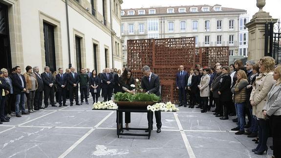 Acto de homenaje a las victimas en el Parlamento Vasco, por el Dia de la Memoria, el pasado año.