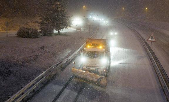 Frío y nieve, anoche a la altura de Pagozelai. 