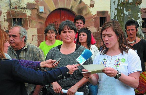 Elizegi, en el centro, junto a miembros de la plataforma contra el proyecto de Aroztegia. 