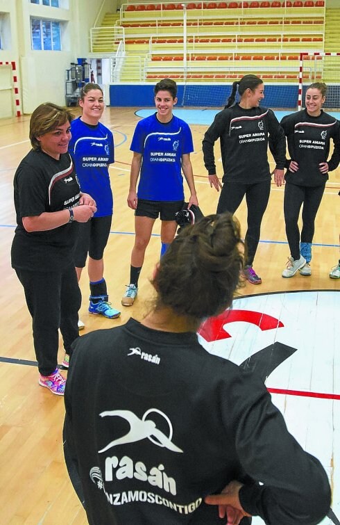 Puche da instrucciones a sus jugadoras ayer en Bidebieta. 