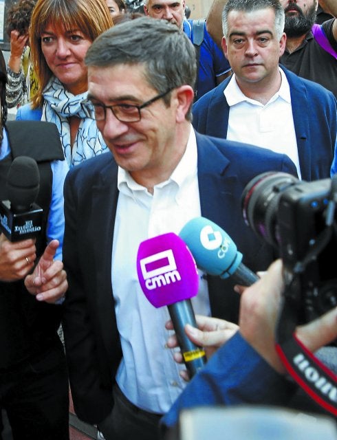 López, junto a Mendia y Morales, a su llegada al convulso comité federal del 1 de octubre.